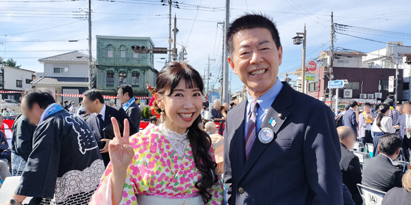 中原ひでふみ「川越まつり・神幸祭」にて川越観光大使「ヴェソラウスキー阿里耶さん」と