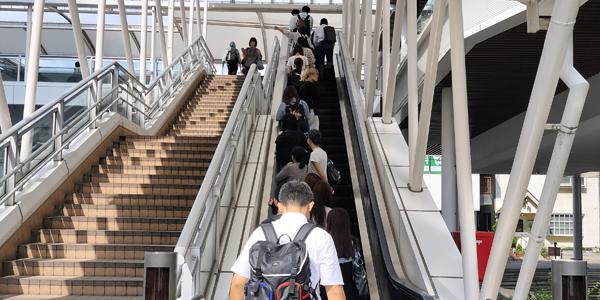 多くの人が利用する川越駅西口デッキに通じるエスカレーター：中原ひでふみが何年もかけて実現