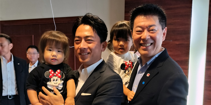 中原ひでふみ川越市議会議員、小泉進次郎さんと孫と共に